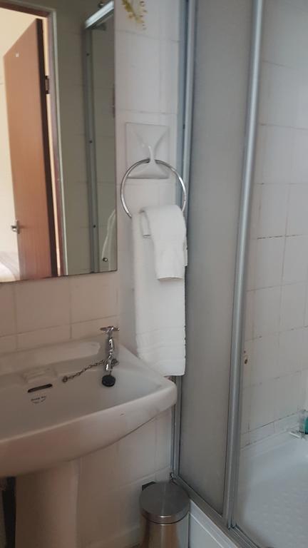 The Avenue Hotel Лийдс Екстериор снимка